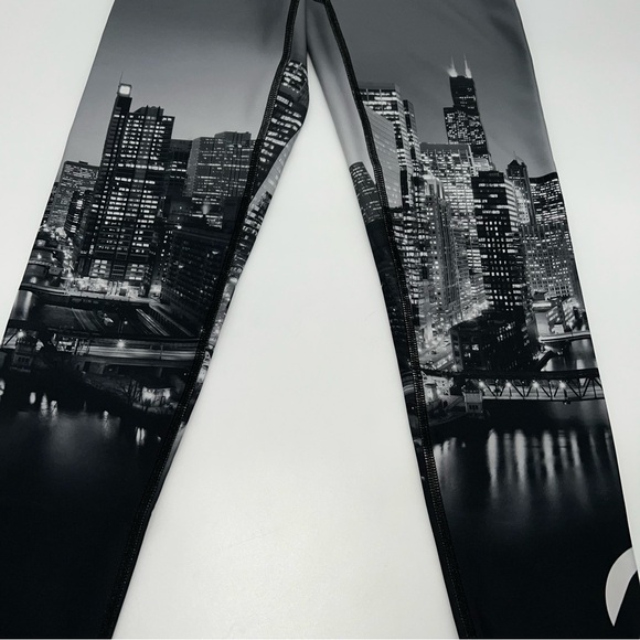 Terez Peloton Chicago Black and Gray w/Chicago Cityscape Leggings-Size S - Picture 3 of 11